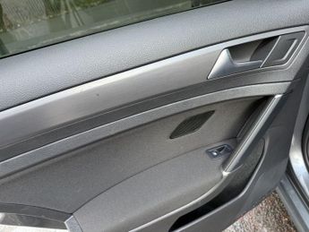 VOLKSWAGEN E-GOLF 35.8kWh e-Golf Hatchback 5dr Electric Auto (136 ps)