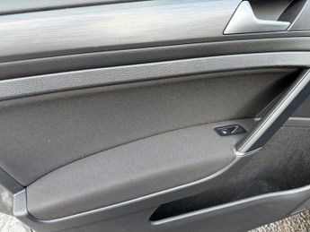 VOLKSWAGEN E-GOLF 35.8kWh e-Golf Hatchback 5dr Electric Auto (136 ps)