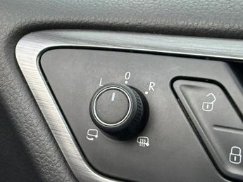 VOLKSWAGEN E-GOLF 35.8kWh e-Golf Hatchback 5dr Electric Auto (136 ps)