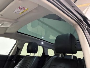 LAND ROVER RANGE ROVER EVOQUE 2.0 P250 MHEV HSE SUV 5dr Petrol Auto 4WD Euro 6 (s/s) (249 ps)