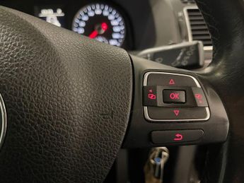 VOLKSWAGEN TOURAN 2.0 TDI BlueMotion Tech SE MPV 5dr Diesel DSG Euro 5 (s/s) (140 