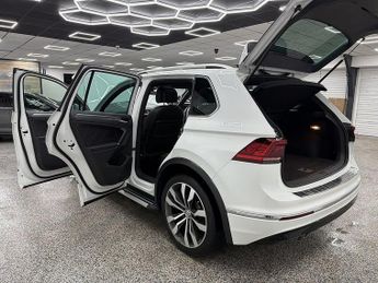 VOLKSWAGEN TIGUAN 2.0 TDI R-Line SUV 5dr Diesel DSG 4Motion Euro 6 (s/s) (150 ps)