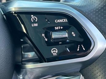 JAGUAR F-PACE 2.0 F-Pace R-Dynamic HSE D MHEV AWD Auto 4WD 5dr