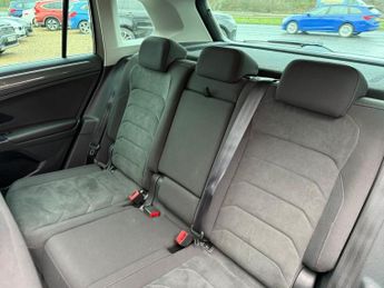 VOLKSWAGEN TIGUAN 2.0 TDI SEL SUV 5dr Diesel DSG Euro 6 (s/s) (150 ps)