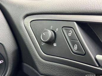 VOLKSWAGEN E-GOLF 35.8kWh e-Golf Hatchback 5dr Electric Auto (136 ps)