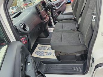MERCEDES-BENZ EVITO 116 e 66kWh Progressive LWB , 17,200 miles, Euro 6 electric long