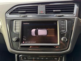 VOLKSWAGEN TIGUAN 2.0 TDI BlueMotion Tech SE Navigation SUV 5dr Diesel DSG 4Motion