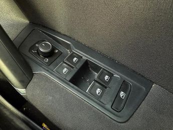 VOLKSWAGEN TIGUAN 2.0 TDI BlueMotion Tech SE Navigation SUV 5dr Diesel DSG 4Motion