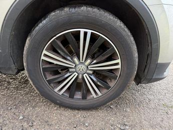 VOLKSWAGEN TIGUAN 2.0 TDI BlueMotion Tech SE Navigation SUV 5dr Diesel DSG 4Motion