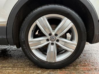 VOLKSWAGEN TIGUAN 2.0 TDI SE Navigation SUV 5dr Diesel DSG Euro 6 (s/s) (150 ps)