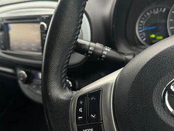 TOYOTA YARIS 1.5 VVT-h Icon Plus Hatchback 5dr Petrol Hybrid CVT Euro 5 (101 