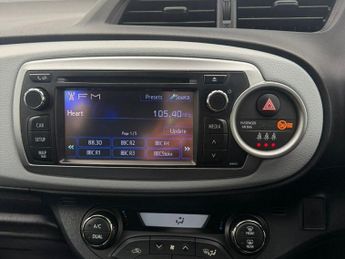 TOYOTA YARIS 1.5 VVT-h Icon Plus Hatchback 5dr Petrol Hybrid CVT Euro 5 (101 