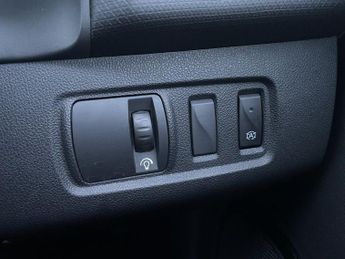 RENAULT CLIO 1.2 TCe Signature Nav Hatchback 5dr Petrol EDC Euro 6 (s/s) (120