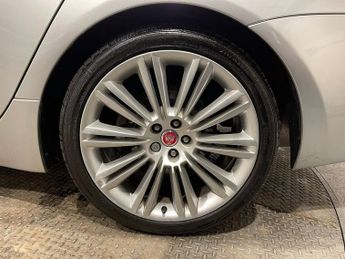 JAGUAR XJ 3.0d V6 Luxury Saloon 4dr Diesel Auto Euro 5 (s/s) (275 ps)