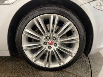 JAGUAR XJ 3.0d V6 Luxury Saloon 4dr Diesel Auto Euro 5 (s/s) (275 ps)