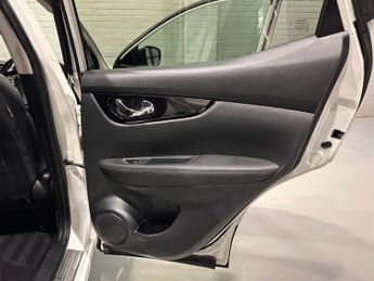 NISSAN QASHQAI 1.6 dCi Tekna SUV 5dr Diesel XTRON 2WD Euro 6 (s/s) (130 ps)