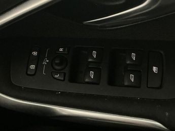 VOLVO V40 CROSS COUNTRY 1.5 T3 Hatchback 5dr Petrol Auto Euro 6 (s/s) (152 ps)