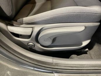 HYUNDAI IONIQ 38.3kWh Premium Hatchback 5dr Electric Auto (136 ps)