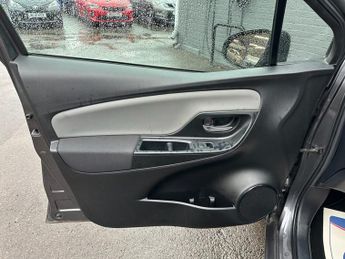TOYOTA YARIS 1.5 VVT-i Icon Tech Hatchback 5dr Petrol Manual Euro 6 (111 ps)