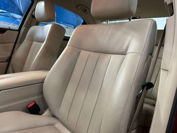 MERCEDES-BENZ E-CLASS 2.1 E250 CDI AMG Night Edition Saloon 4dr Diesel G-Tronic+ Euro 