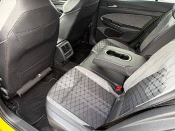 VOLKSWAGEN GOLF 1.5 eTSI MHEV R-Line Hatchback 5dr Petrol Hybrid DSG Euro 6 (s/s