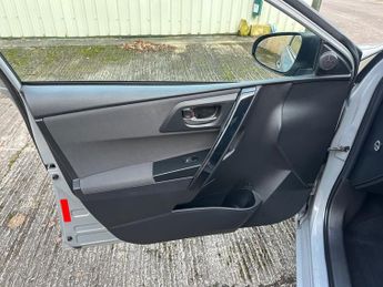 TOYOTA AURIS 1.8 VVT-h Icon Tech Touring Sports 5dr Petrol Hybrid CVT Euro 6 