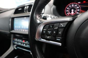 JAGUAR F-PACE 2.0 D180 Chequered Flag SUV 5dr Diesel Auto AWD Euro 6 (s/s) (18