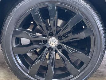 VOLKSWAGEN TIGUAN 2.0 TDI R-Line Tech SUV 5dr Diesel DSG 4Motion Euro 6 (s/s) (190