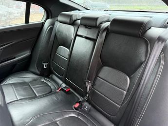 JAGUAR XE 2.0d R-Sport Saloon 4dr Diesel Auto AWD Euro 6 (s/s) (240 ps)