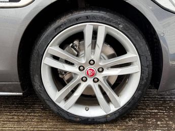 JAGUAR XE 2.0d R-Sport Saloon 4dr Diesel Auto AWD Euro 6 (s/s) (240 ps)