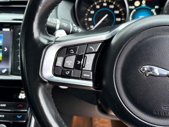 JAGUAR XE 2.0d R-Sport Saloon 4dr Diesel Auto AWD Euro 6 (s/s) (240 ps)