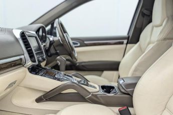 PORSCHE CAYENNE 3.0 TD V6 SUV 5dr Diesel Tiptronic 4WD Euro 5 (s/s) (240 ps)