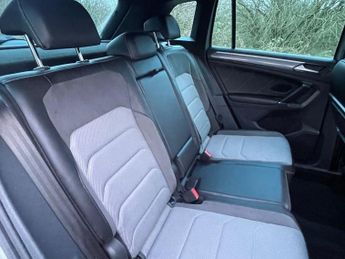 VOLKSWAGEN TIGUAN 2.0 TDI R-Line SUV 5dr Diesel DSG 4Motion Euro 6 (s/s) (150 ps)