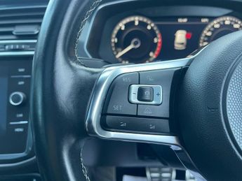 VOLKSWAGEN TIGUAN 2.0 TDI R-Line SUV 5dr Diesel DSG 4Motion Euro 6 (s/s) (150 ps)