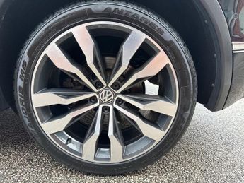 VOLKSWAGEN TIGUAN 2.0 BiTDI R-Line Tech SUV 5dr Diesel DSG 4Motion Euro 6 (s/s) (2