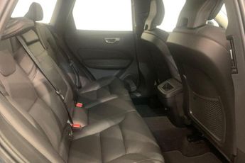 VOLVO XC60 2.0 T5 Momentum SUV 5dr Petrol Auto Euro 6 (s/s) (250 ps) Front 