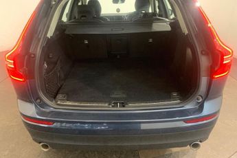 VOLVO XC60 2.0 T5 Momentum SUV 5dr Petrol Auto Euro 6 (s/s) (250 ps) Front 