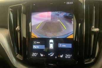 VOLVO XC60 2.0 T5 Momentum SUV 5dr Petrol Auto Euro 6 (s/s) (250 ps) Front 