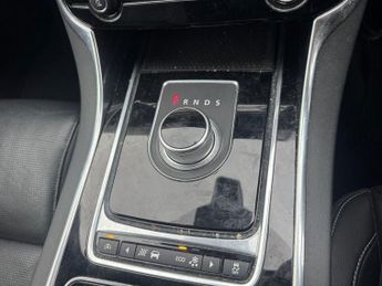 JAGUAR XE 2.0d R-Sport Saloon 4dr Diesel Auto Euro 6 (s/s) (163 ps)