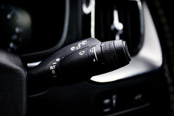 VOLVO XC60 2.0 B4 MHEV R-Design SUV 5dr Diesel Hybrid Auto Euro 6 (s/s) (19