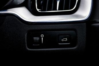 VOLVO XC60 2.0 B4 MHEV R-Design SUV 5dr Diesel Hybrid Auto Euro 6 (s/s) (19