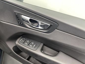 VOLVO XC60 2.0 T5 Momentum Pro SUV 5dr Petrol Auto AWD Euro 6 (s/s) (250 ps