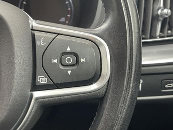 VOLVO XC60 2.0 T5 Momentum Pro SUV 5dr Petrol Auto AWD Euro 6 (s/s) (250 ps