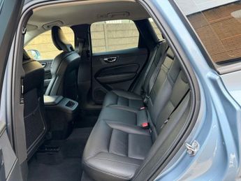 VOLVO XC60 2.0 T5 Momentum Pro SUV 5dr Petrol Auto AWD Euro 6 (s/s) (250 ps