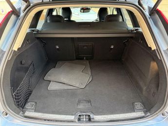 VOLVO XC60 2.0 T5 Momentum Pro SUV 5dr Petrol Auto AWD Euro 6 (s/s) (250 ps