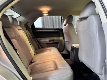 CHRYSLER 300C 3.0 CRD V6 Saloon 4dr Diesel Automatic (215 g/km, 218 bhp)