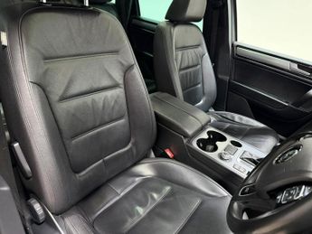 VOLKSWAGEN TOUAREG 3.0 TDI V6 BlueMotion Tech R-Line SUV 5dr Diesel Tiptronic 4WD E