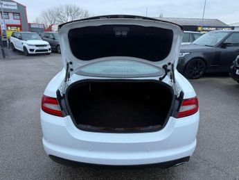 JAGUAR XF 2.2d SE Saloon 4dr Diesel Auto Euro 5 (s/s) (190 ps) 8 SERVICES-