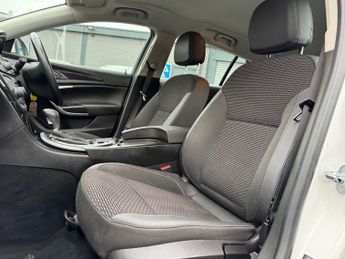 VAUXHALL INSIGNIA 1.6 CDTi Tech Line Sports Tourer 5dr Diesel Auto Euro 6 (136 ps)