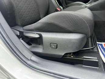 TOYOTA COROLLA 1.8 VVT-h Icon Tech Hatchback 5dr Petrol Hybrid CVT Euro 6 (s/s)